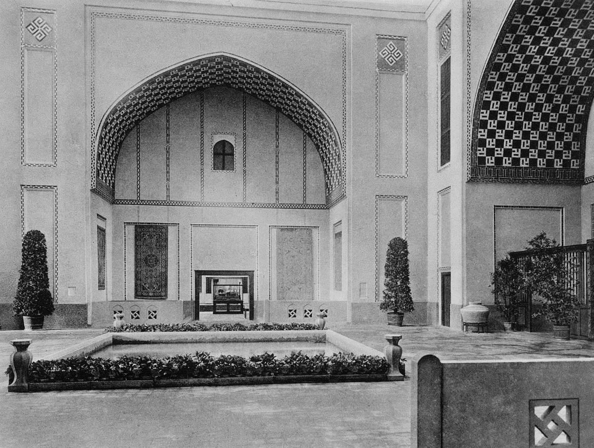 The 'Hall of Honour' at the Munich 1910 exhibition, One of the Vasa kilims is on the left