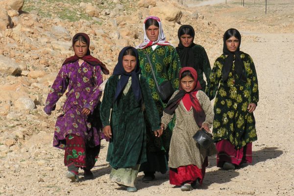 Along the way, we met lots of other families, all migrating. Only one of these women is married – it is the unmarried girls who wear the layered and brightly coloured dresses. It is usual for the smallest child to carry the all-important kettle – ready for action as soon as they halt.